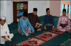   Majlis Bacaan Tahlil diketuai oleh Imam Masjid Darul Hana