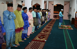 Sembahyang Maghrib, Isyak dan Terawih berjemaah.