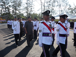 Y. B. Dato' Seri Syed Hamid Albar Sedang Melakukan Pemeriksaan Barisan