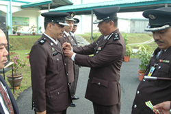 PP Ab Hakim Hamir bin Mohamad mendahului senarai penerima pingat . PKK Rosni bin Mansor menyematkan Pingat Pekerti Penjara ( PPP ) di dada PP Ab Hakim Hamir.