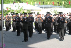 Kakitangan mengangkat tangan semasa berdoa agar hari Jabatan Penjara Malaysia 2008 dapat berjalan dengan baik.