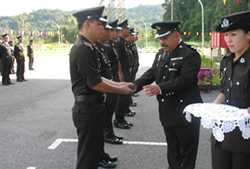 Pengarah Jabatan Penjara Malaysia Limbang, PP. Fathi bin Mursidi sedang menyampaikan pingat dan sijil penghargaan kepada kakitangan yang banyak menabur jasa kepada jabatan.