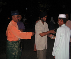 TKPj Narander Singh menyampaikan sumbangan kpd wakil Rumah Anak Yatim Damai Kuang, Selangor.