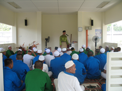 WP. Basri bin Alias menerangkan cara-cara melakukan solat sunat hari Raya Aidilfitri kepada para penghuni.