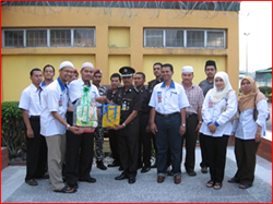 TPP Sapudin Said menerima sumbangan hamper dan bubur lambok  dari Skuad Singgah Barakah Pusat Zakat Selangor.