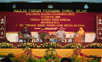 Ahli-ahli panel yang diundang sempena Majlis Forum Perdana Ehwal Islam bertemakan â??Keselamatan Menjamin Keharmonian Ummahâ?